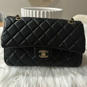 Beautiful black quilted handbag 🪞